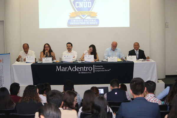 Benjamín Mora, Katia D'Artigues, Adrián López Ortiz, Manuel Clouthier y José Ángel Pescador participan en panel.