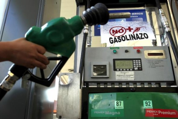 Advierten que en enero del 2018, gasolina Magna costaría hasta $20 por litro y Premium $3 más