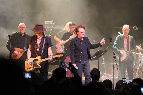 Bono y Johnny Deep brindan homenaje a Dolores O'Riordan