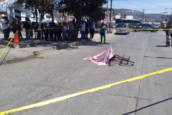 Muere menor en Mazatlán después de ser atropellado en su bici por un camión