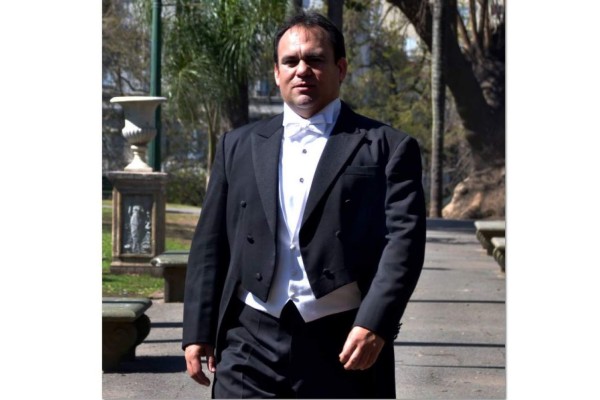 El tenor navolatense José Manuel Chu ofrecerá concierto en su tierra.