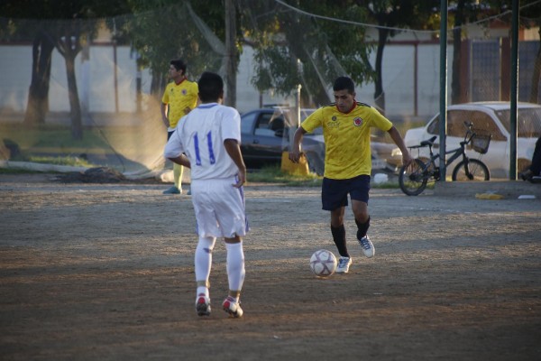 Emocionantes duelos hubo en la jornada del Torneo de Futbol Intramuros Hotel El Cid.