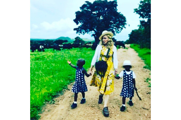 ¡Madonna ya tiene 6 hijos! Adopta a gemelas de Malaui