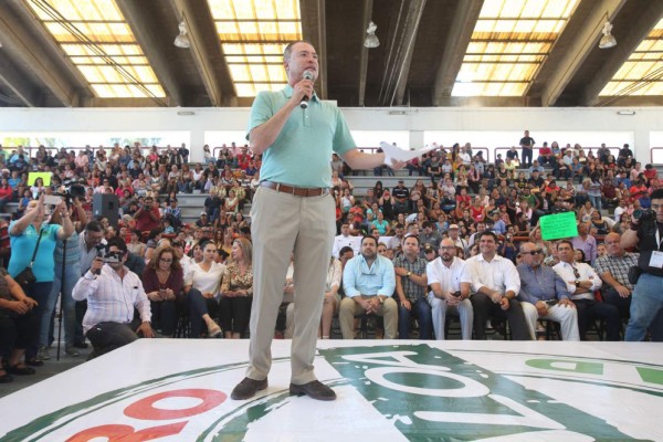 Calla Quirino ante entrega de camisetas en Escuinapa