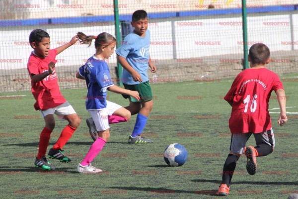 Empatan Niños Héroes y Luis G. Urbina en vibrante encuentro del Torneo de Futbol Interprimarias Caja Popular Rosario