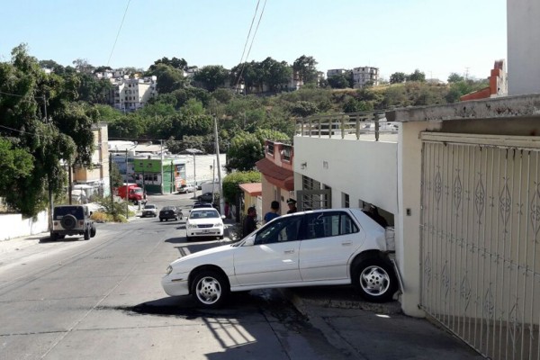 Choca menor vehículo que conducía contra una casa, en Culiacan