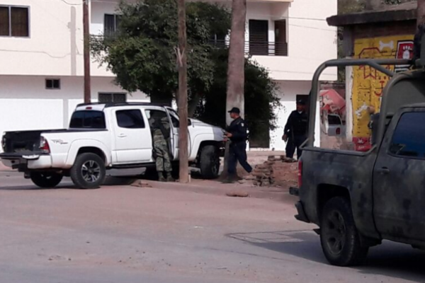 Decomisa Ejército armas y camioneta tras persecución en Guamúchil