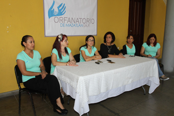 El patronato del Orfanatorio Mazatlán anuncia el acuerdo con las tiendas Oxxo.