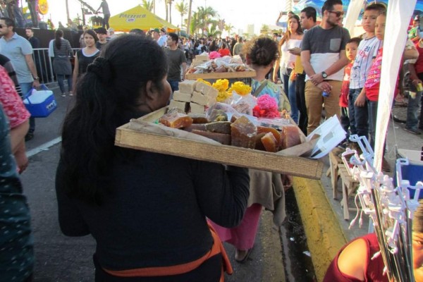 Vendedores foráneos invaden el Centro de Mazatlán