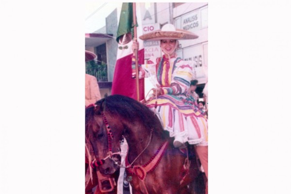 Eloísa Díaz Osuna con la Bandera de México en mano, antes de salir en un desfile.
