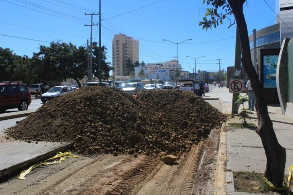 Trabajo en Avenida de los Deportes, en Mazatlán, genera caos vial