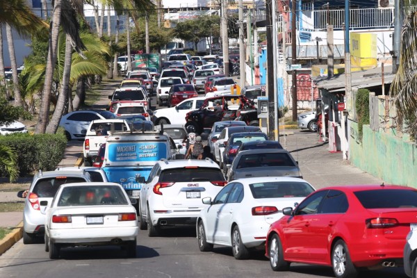 Avenidas registran intenso tráfico vial en Mazatlán