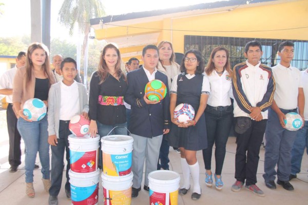 Otorgan apoyos a Secundaria SNTE, Escuinapa