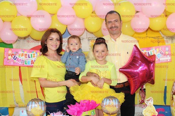 Aranza Silva celebra como princesa su día/El Rosario