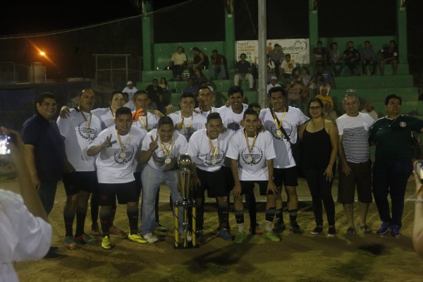 Bares bebe de nuevo título en el Torneo de Futbol Intramuros Hotel El Cid