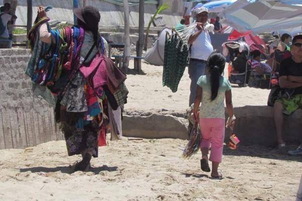 Vendedores ambulantes de playa prevén manifestarse este lunes en Mazatlán
