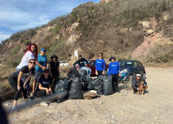 MazConCiencia y voluntarios retiran 110 kilogramos de basura de la escollera del Faro Mazatlán.