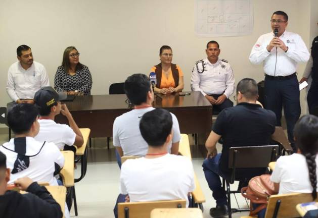 Eloy Ruiz Gastélum, Director de Protección Civil Mazatlán, explicó el objetivo principal del curso es el que los adolescentes se alejen de las adicciones y capacitarlos para emergencias o problemas de índole mental.