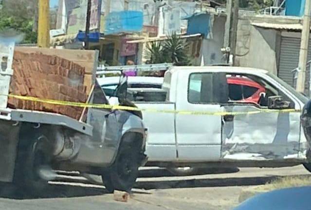 Chocan dos camionetas en un crucero de la avenida Clouthier en Mazatlán