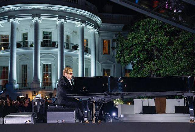 Joe Biden rinde homenaje a Elton John en su Farewell Yellow Brick Road