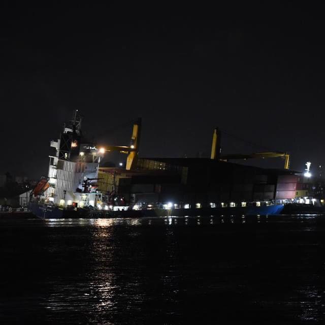 $!Barco de carga se hunde en muelles del puerto de Mazatlán