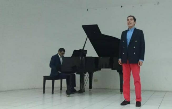 El bajo Cyan Rangel presentando “La Calunnia” de Gioachino Rossini, acompañado en el piano por el profesor Salomón Gil.