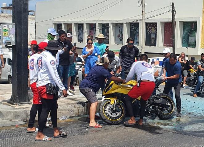 $!VIDEO | Se registran dos accidentes de motociclistas en el mismo crucero en Mazatlán