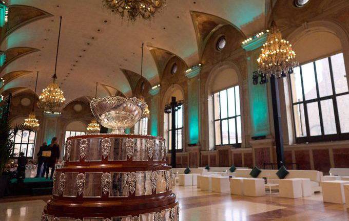 La “Ensaladera”, trofeo que se le entrega al campeón de la Copa Davis, estuvo en el Palazzo Re Enzo, en Bolonia, Italia. La “Ensaladera”, trofeo que se le entrega al campeón de la Copa Davis, estuvo en el Palazzo Re Enzo, en Bolonia, Italia.