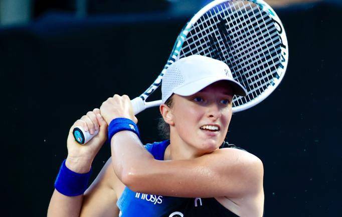 Iga Swiatek arrancó su participación en la WTA Finals con una victoria.