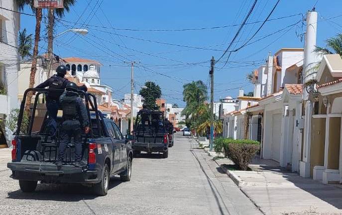 Elementos de seguridad recorren fraccionamientos aledaños a la zona turística de Mazatlán.