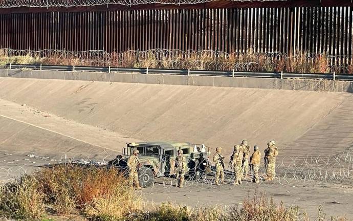 De manera temporal, el Gobierno de EU desplegará mil 500 soldados más para vigilar su frontera sur con México.