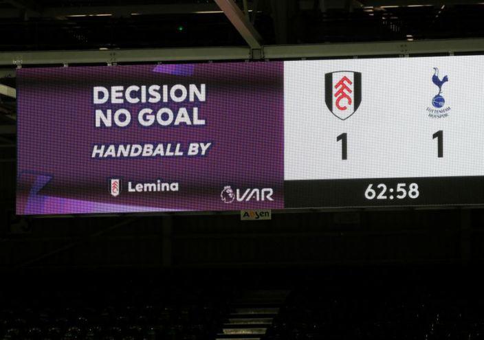 $!Una pantalla muestra la decisión del VAR de no conceder un gol al Fulham tras una mano durante su partido de liga contra el Tottenham Hotspur celebrado en el Craven Cottage de Londres, Reino Unido, el 4 de marzo de 2021.