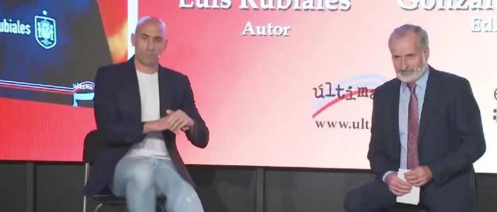 Luis Rubiales (izq.) es atacado por su tío. Luis Rubiales (izq.) es atacado por su tío.