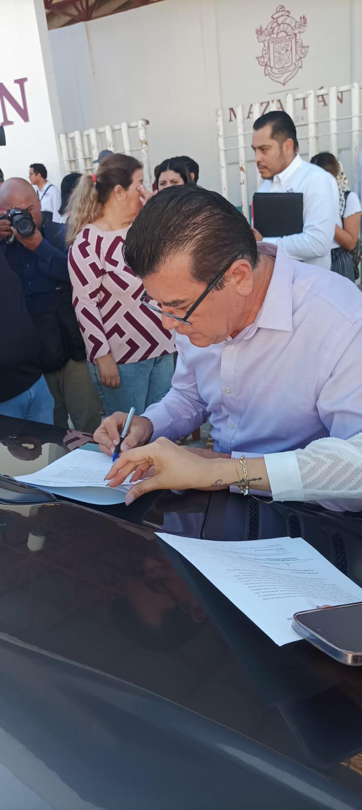 $!Aprueba Gobierno estatal techo financiero para compra de patrullas y camiones recolectores en Mazatlán