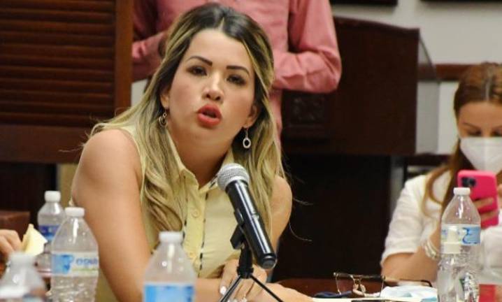 La regidora Flor Ignacia Hernández urgió a las autoridades a atender con respeto los temas de género.
