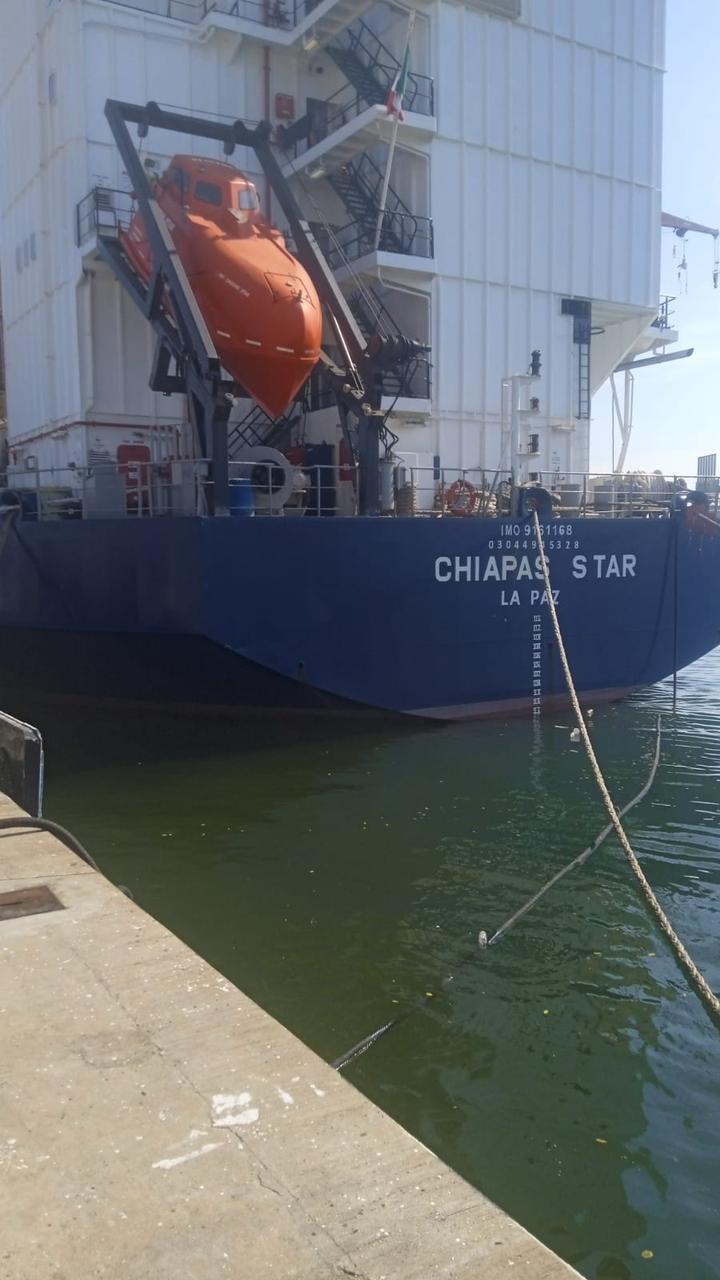 $!Por fin, el buque Chiapas Star, después de 48 horas, es adrizado