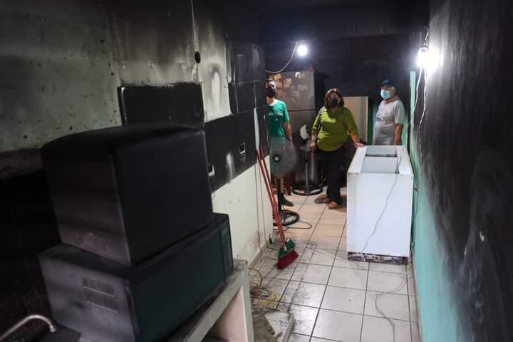 $!Se incendia casa en Culiacán tras caída de rayo; Gobierno estatal les apoya
