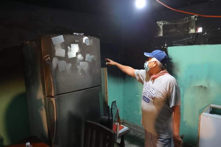 $!Se incendia casa en Culiacán tras caída de rayo; Gobierno estatal les apoya