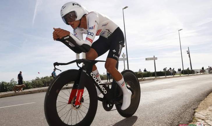 Mexicano Isaac del Toro acaricia el podio en la Vuelta a Algarve