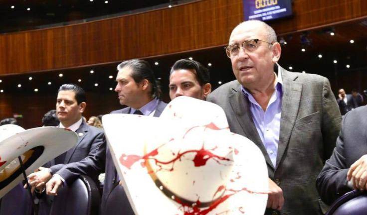 Diputados del PRI llegaron al Salón de Plenos de San Lázaro, con sombreros blancos manchados de pintura roja, simulando sangre. Diputados del PRI llegaron al Salón de Plenos de San Lázaro, con sombreros blancos manchados de pintura roja, simulando sangre.