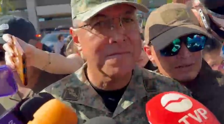 Guardias del Secretario de Seguridad de Sinaloa, Óscar Rentería Schazarino, tuvieron roces con periodistas en Culiacán. Guardias del Secretario de Seguridad de Sinaloa, Óscar Rentería Schazarino, tuvieron roces con periodistas en Culiacán.