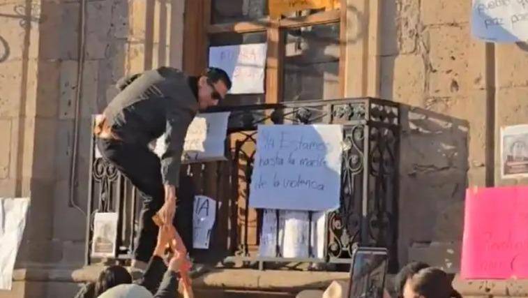 Protesta en Palacio de Gobierno de Michoacán donde hubo personas que ingresaron al recinto. Protesta en Palacio de Gobierno de Michoacán donde hubo personas que ingresaron al recinto.