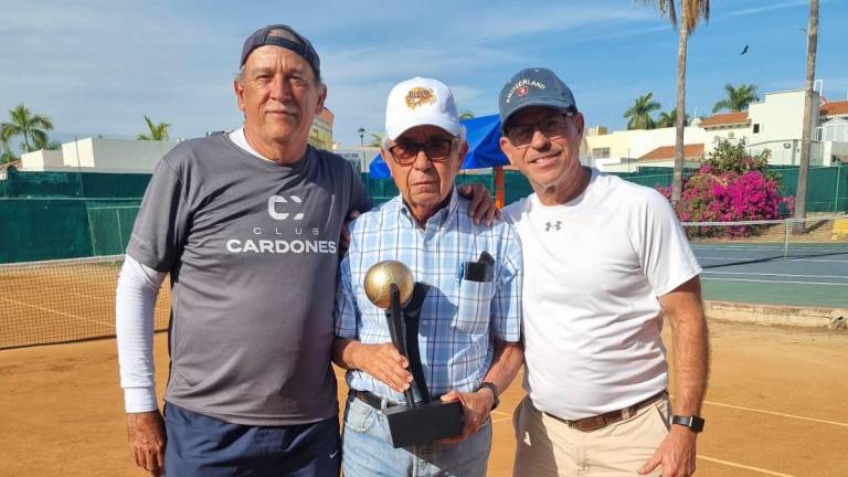 Jesús “Chuy” Ordóñez (centro), a sus 84 años de edad, sigue vigente como deportista y promotor.