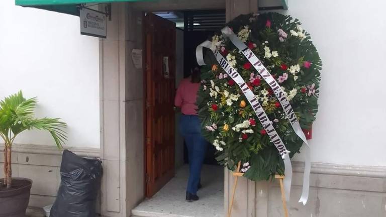 Dejan corona fúnebre en el Ayuntamiento de Culiacán; Rocha Moya lo considera de mal gusto