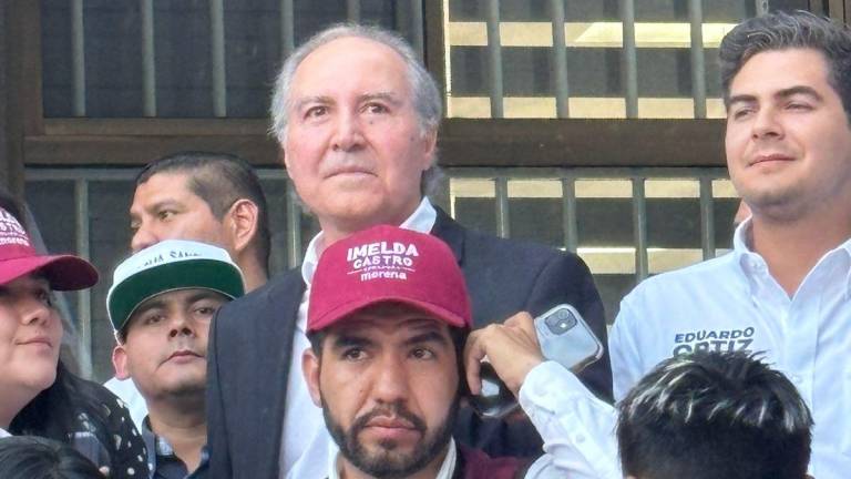 Eduardo Ortiz al llegar al Instituto Nacional Electoral en Sinaloa.