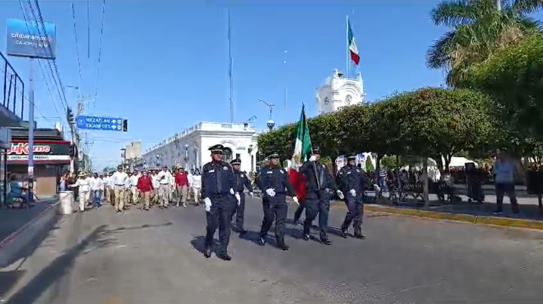El Ayuntamiento de Escuinapa encabezó el desfile del Día del Trabajo.