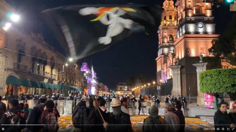 Estudiantes izan la bandera de One Piece, el emblema de una Generación Z que resiste: jóvenes que rechazan la corrupción, la indolencia, la censura. Estudiantes izan la bandera de One Piece, el emblema de una Generación Z que resiste: jóvenes que rechazan la corrupción, la indolencia, la censura.