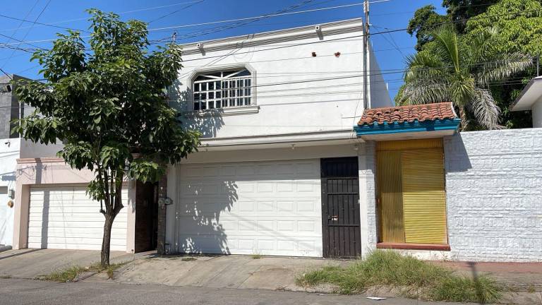 En el sitio aseguraron un vehículo Audi color azul marino de modelo reciente, el cual fue trasladado por una grúa de la policía. En el sitio aseguraron un vehículo Audi color azul marino de modelo reciente, el cual fue trasladado por una grúa de la policía.