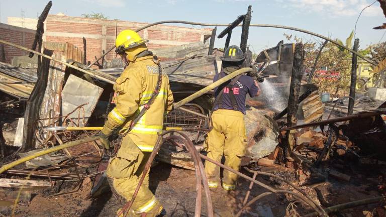 Incendio destruye dos viviendas en la Miguel de la Madrid, en Culiacán