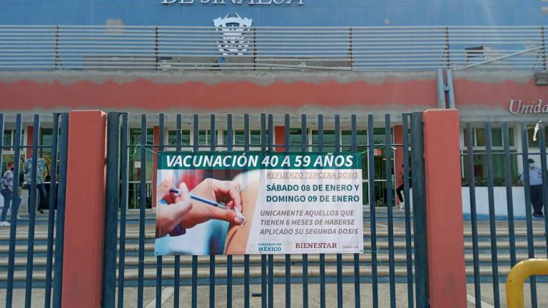 Afuera de los centros de vacunación hay carteles colocados que informan a la ciudadanía no vacunarse si no han transcurrido seis meses de la última dosis.